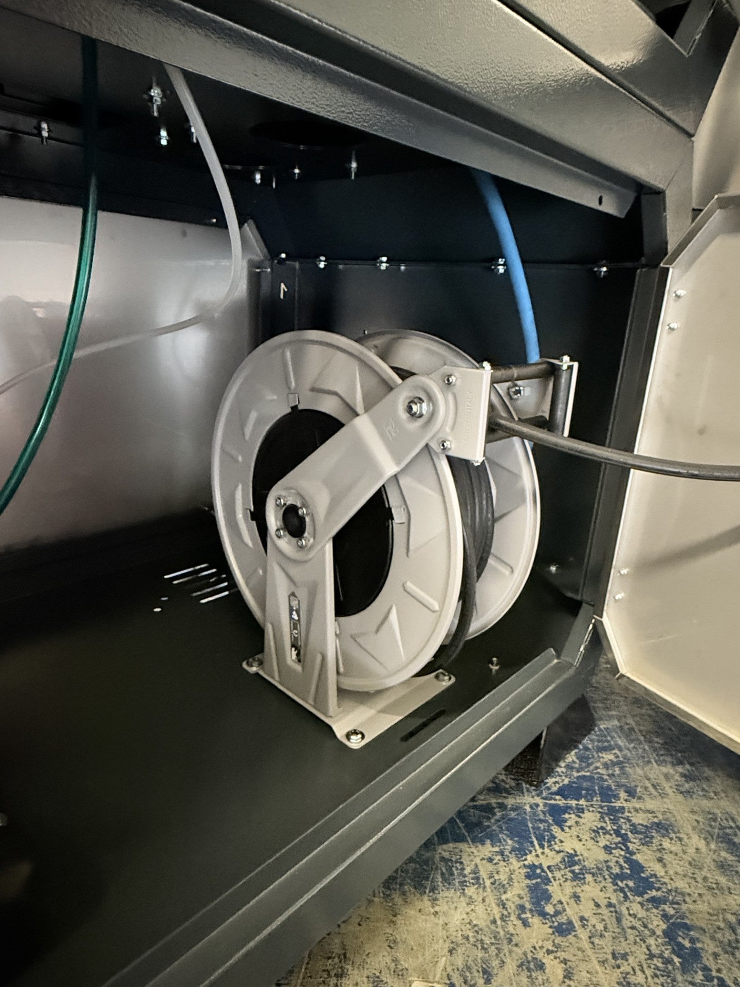 BOSS BOYS SD12100HR internal hose reel storage
