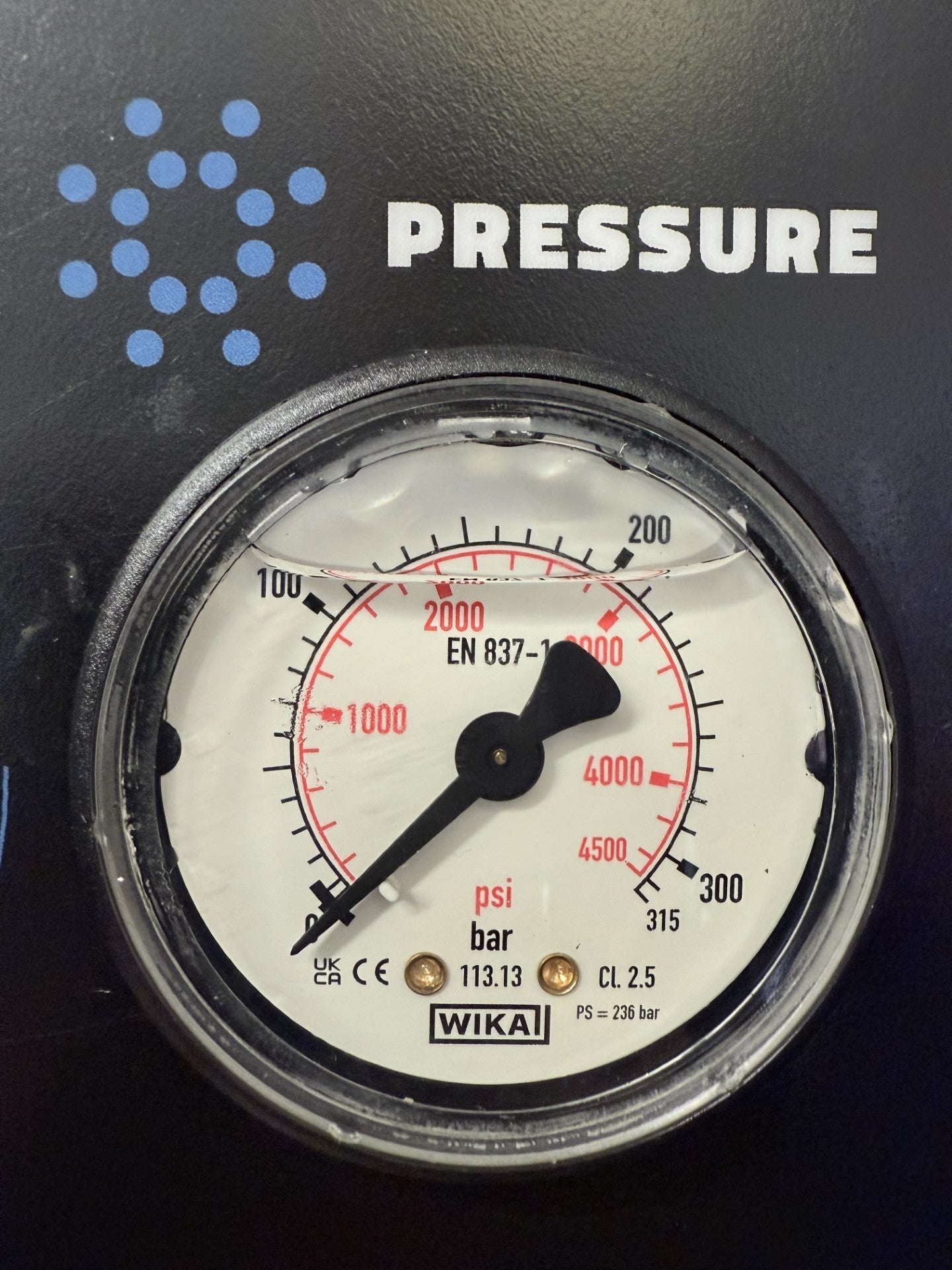 BOSS BOYS SD12100HR pressure gauge close-up
