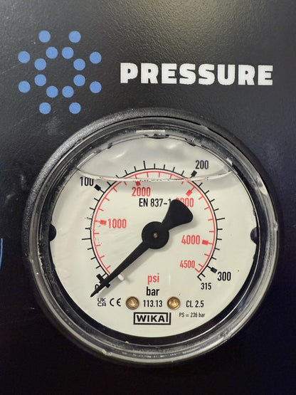 BOSS BOYS SD12100HR pressure gauge close-up
