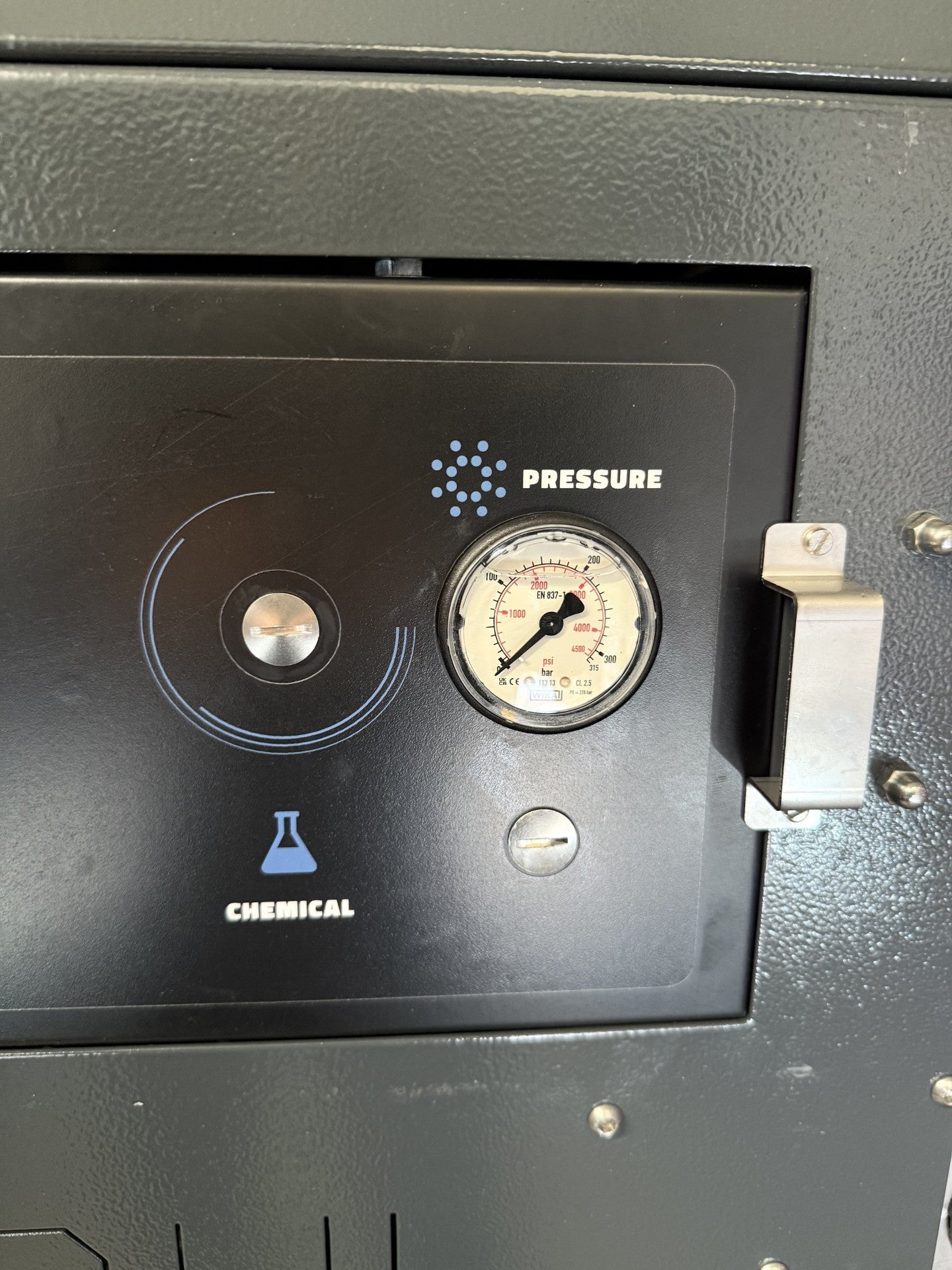 BOSS BOYS SD12100HR pressure gauge detail view

